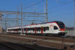 RABe 521 014, auf der S1, verlässt den Bahnhof Muttenz. Die Aufnahme stammt vom 22.01.2022.