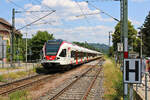SBB 521 003 erreicht als S6 von Zell im Wiesental nach Basel SBB den Bahnhof Steinen. (17.06.2023)