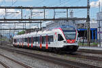 RABe 521 021, auf der S26, durchfährt am 10.06.2024 den Bahnhof Rupperswil.