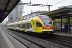 RABe 521 017 mit der Werbung für die Fachhochschule Muttenz, auf der S3, wartet am 23.09.2024 beim Bahnhof Pratteln.