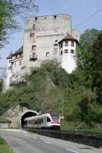 Ein RABe 521 Regio fhrt in den Tunnel Angenstein ein. Bei Aesch unterquert die Jurabahn die Burg Angenstein; 25.04.2010