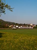 Ein unbekannt gebliebener Seehas fuhr am 24. April 2011 als SBB87661 (Engen - Konstanz) an den Fotografen bei Mhlhausen vorbei.