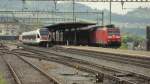 Whrend dem die E 185 116-1 den Bahnhof Immensee mit einem Gterzug durchfhrt, trifft der RABe 521 027 als S3 nach Brunnen auf Gleis 3 ein. (02.05.11)