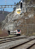 RABe 522 211  Flirt F-tauglich  als Regionalzug Boncourt-Biel bei Moutier am 29. März 2029.
Das Emoji an der Felswand erinnert an die Juraabstimmung vom Vortag, wo sich die Stadt Moutier für den Wechsel vom Kanton Bern zum Kanton Jura entschieden hat.
Foto: Walter Ruetsch