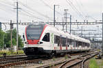 RABe 523 023, auf der S3, verlässt den Bahnhof Pratteln.