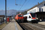 Seltene Zugskreuzung in Solothurn-West vom 14. Februar 2019 zwischen einem Regionalzug Biel-Solothurn mit RABe 523 Flirt und dem Lösch- und Rettungszug (LRZ)  OLTEN  XTmas 99 85 9177 008-1.
Foto: Walter Ruetsch 