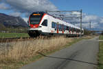 Regionalzug Solothurn-Biel mit RABe 523 057 (Stadler Flirt) zwischen Selzach und Bettlach am 18. Februar 2020.
Foto: Walter Ruetsch 