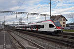 RABe 523 070, auf der S26, durchfährt den Bahnhof Rupperswil.