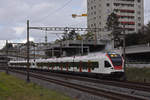 Doppeltraktion, mit den RABe 523 047 und 523 064, auf der S1, fährt Richtung Bahnhof Muttenz.