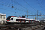 RABe 523 013, auf der S1, fährt zum Bahnhof Pratteln.