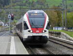 SBB - Triebzug  RABe 523 003 bei der Einfahrt im Bhf. Glovelier am 04.11.2022