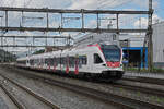RABe 523 036, auf der S26, durchfährt am 10.06.2024 den Bahnhof Rupperswil.