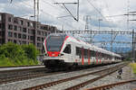 RABe 523 033, auf der S1, verlässt am 11.06.2024 den Bahnhof Rheinfelden.