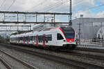 RABe 523 039, auf der S26, durchfährt am 10.06.2024 den Bahnhof Rupperswil.