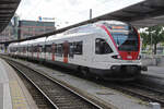 RABe 523 048, auf der S20, wartet am 13.06.2024 beim Bahnhof Olten.