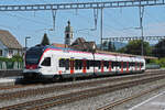 RABe 523 073, auf der S23, wartet am 12.08.2024 beim Bahnhof Rupperswil.