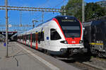 RABe 523 001, auf der S1, verlässt am 22.08.2024 den Bahnhof Rheinfelden.