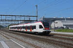 RABe 523 063, auf der S26, durchfährt am 12.08.2024 den Bahnhof Rupperswil.