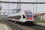 RABe 523 045, auf der S1, fährt am 13.11.2024 beim Bahnhof Pratteln ein.