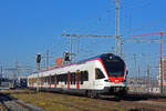 RABe 523 071, auf der S3, fährt am 28.12.2024 beim Bahnhof Muttenz ein.