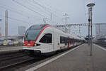 RABe 523 063 mit der Aufschrift Erika & Oliver, auf der S1, verlässt am 06.02.2025 den Bahnhof Pratteln.