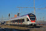 RABe 523 069, auf der S3, fährt am 13.01.2025 beim Bahnhof Muttenz ein.