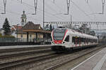 RABe 523 073, auf der S26, durchfährt am 17.02.2025 den Bahnhof Rupperswil.