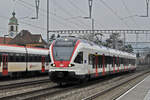 RABe 523 001, auf der S26, durchfährt am 17.02.2025 den Bahnhof Rupperswil.