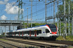 RABe 523 011, auf der S3, fährt beim Bahnhof Muttenz ein. Die Aufnahme stammt vom 01.08.2016.