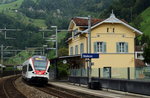 RABe 523 061 fährt am 15.09.2016 als S 2 nach Erstfeld in den Bahnhof Sisikon ein