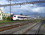 SBB - Triebzüge RABe 523 506 + 523 511 + 523 510 unterwegs in Richtung Basel in Pratteln am 2024.10.02 ... Standort des Fotografen ausserhalb der Geleise auf der Strasse