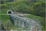 Der TILO RABe 524 002 fährt als S 40 über die 493 Meter lange Bevera Brücke Richtung Varese und erreicht in Kürze Arcisate.