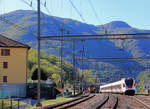 An der alten Ceneri-Strecke Bellinzona-Lugano (wird bald durch einen Basistunnel ersetzt): Nach Durchfahrt durch den Ceneri-Tunnel erreicht die Linie ihre Passhöhe in Rivera Bironico. TILO Flirt 524 108 fährt im Morgenlicht von Lugano her in Rivera Bironico ein, während ein langer Güterzug in die Gegenrichtung nach Süden fährt. 6.Mai 2019  