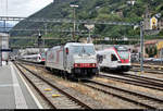 186 905-6 der Cargologic AG, eingestellt bei und vermietet an die Crossrail Benelux NV, als Lokzug kommt im Bahnhof Bellinzona (CH) neben RABe 524 006  Valli del Luinese  (Stadler FLIRT) der TILO SA (SBB/TRENORD S.r.l.) nahe der Abstellanlage zum Stehen.
[20.9.2019 | 10:41 Uhr]