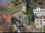 TILO FLIRT RABe 524 001 fährt am 16. März 2013 in den Tunnel unter dem Castello di Montebello in Bellinzona ein. Die bessere Fotostelle neben den Gleisen ist durch die Lärmschutzwand leider nicht mehr zugänglich.