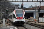 Ein Stadler Flirt (Rabe 524) der Tilo verlässt den Bahnhof Bellinzona. 
Foto aufgenommen am 29.12.16