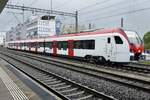 Der erste neue Flirt RABe 531 001 der am 17.4.24 beim Bahnhof Gümligen steht.