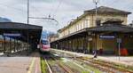 Ziemlich verlassen präsentiert sich der Bahnhof Domodossola am 08.05.2024. Neben einem ALe 501 der FS nach Novara stand zur Mittagszeit nur ein SBB-ETR 610 nach Genf (Abfahrt 14:48 Uhr) am Bahnsteig