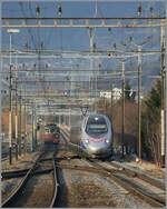 Während im Hintergrund die BLS Re 4/4 179 als Lokzug Sion in Richtung Martigny verlassen hat, erreicht ein CIS ETR 610 den Bahnhof von Sion.

14. Februar 2011 