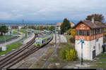 S5 Flügelung und Kreuzung im Bahnhof Kerzers am 17. Oktober 2020. Der Zug auf Gleis 4 fährt gerade aus in Richtung Bern, auf Gleis 6 wurden die beiden NINA-Triebzüge gerade getrennt um danach nach Neuchâtel bzw. Murten weiterzufahren. Aufgenommen von der erst seit kurzem wieder zugänglichen restaurierten historischen Fussgängerüberführung.