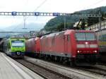 DB + bls - Doppeltraktion Loks 185 103-9 + 185 106-2 und einem Triebzug RABe 525 003-0 im Bahnhof von Spiez am 20.06.2009