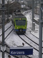 NINA RABe 525 33 fhrt von Murten her in den Bahnhof Kerzers ein. 19. Dezember 2009