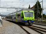 bls - Triebwagen RABe 525 007-1 in Aarberg am 09.08.2011  ... Stadpunkt des Fotografen -  auserhalb des Geleisfeldes ...