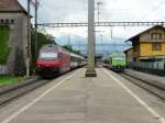 SBB / BLS - 460 002-9 am Schluss eines IC und Triebwagen RABe 525 029 im Bahnhof Uttigen am 25.06.20113