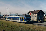 BLS: Eine aus den 90er-Jahren stammende S5 mit einem RABe 525 NINA bei einem Zwischenhalt in Ferenbalm Gurbrü.
Foto: Walter Ruetsch