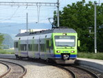 BLS - Triebzug RABe 525 008-9 bei der einfahrt in den Bahnhof in Kerzers am 25.07.2016