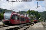 In Tavannes kreuzen sich RABE 526 284-5 als R5230 von Sonceboz-Sombeval nach Solothurn mit de Re 4/4 II Pendel R5229 in die Gegenrichtung. (16.05.2009)
