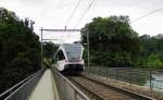 SBB-Thurbo 526 790-1  Zihlschlacht-Sitterdorf  als S 33 von Winterthur nach Schaffhausen, auf der Rheinbrcke unterhalb von Schloss Laufen am Rheinfall; 21.06.2010 