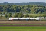 Bahn im Tägermoos - bei Sonnenschein. 

S8 Schaffhausen-Herisau mit GTW. Im Hintergrund der kürzeste Rheinabschnitt, der Seerhein. Mai 2014.