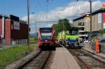 BLS/SBB: Seltene Zugskreuzung in Langendorf zwischen dem SBB RABe 526 262 als RE Solothurn-Moutier und einem BLS Bauzug für den Weichenunterhalt mit dem Tm 235 079-1 am 7. Mai 2015. Diese romantische Bahnstrecke mit dem sanierungsbedürftigen Weissensteintunnel mit einer Länge von 3'700 m ist nach den neusten Pressemitteilungen noch immer von einer Schliessung bedroht.
Foto: Walter Ruetsch 